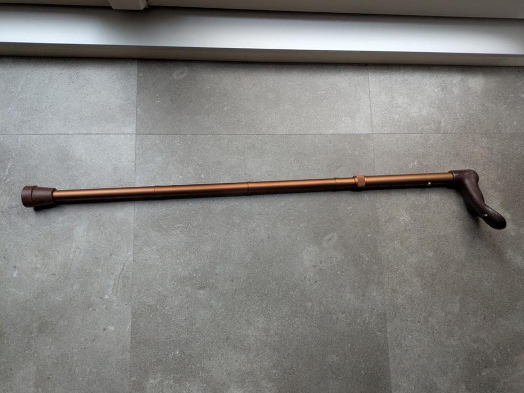 Links handige wandelstok met schoenlepel, Ophalen