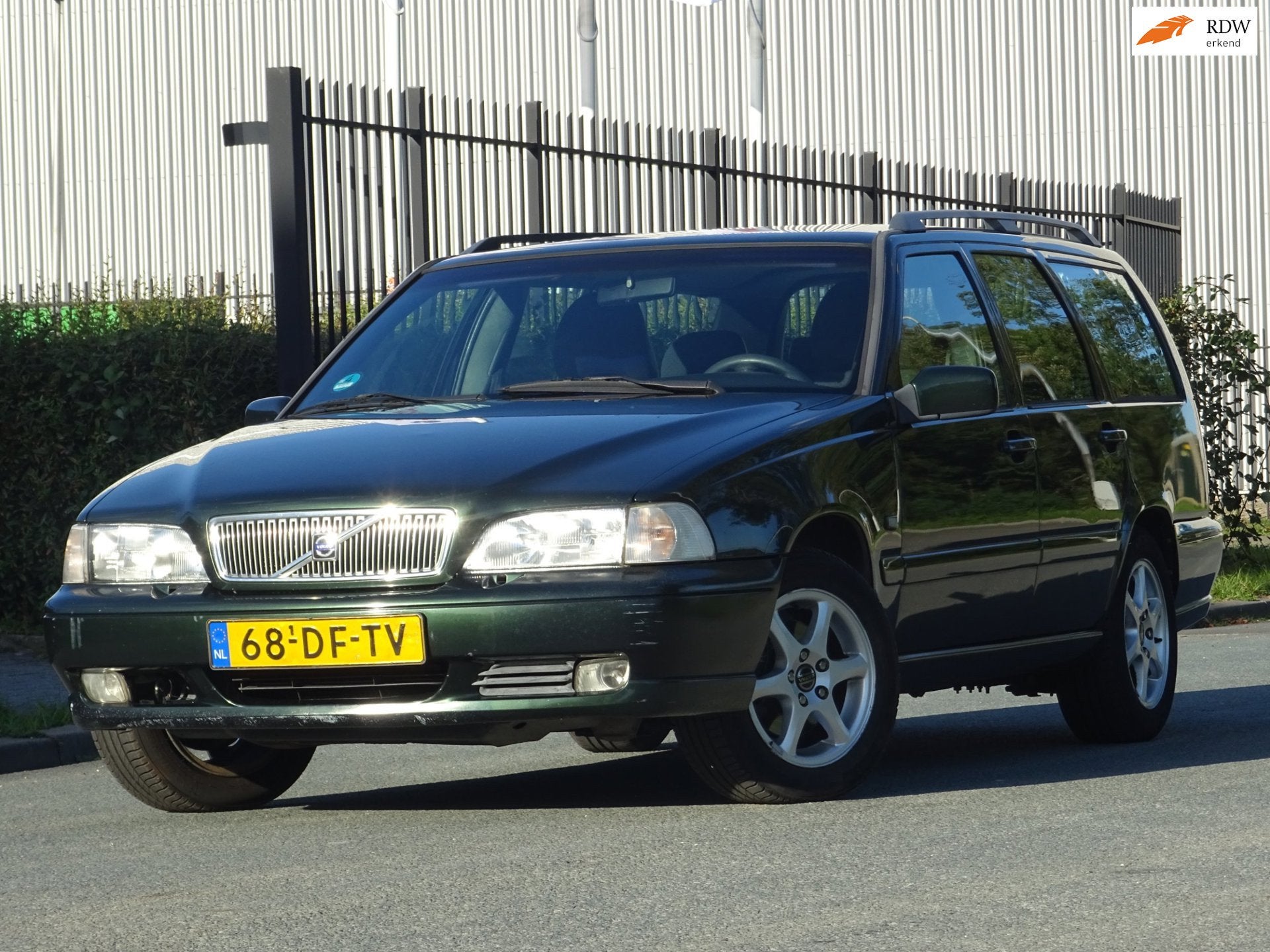 Volvo V70 2.4 LEER/AIRCO/CRUISE/STOELVERWARMING/TREKHAAK/APK, Gebruikt, Leder en Stof, 1600 kg, 170 pk