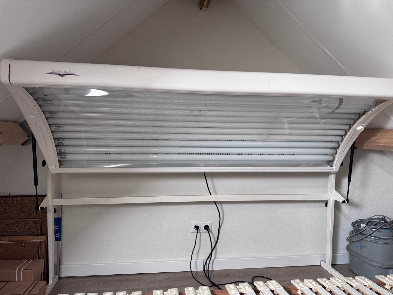 Hapro Opal Zonnebank met gezichtsbruiner en statief, Ophalen, Zo goed als nieuw, Zonnebank enkelzijdig, 10 tot 15 lampen