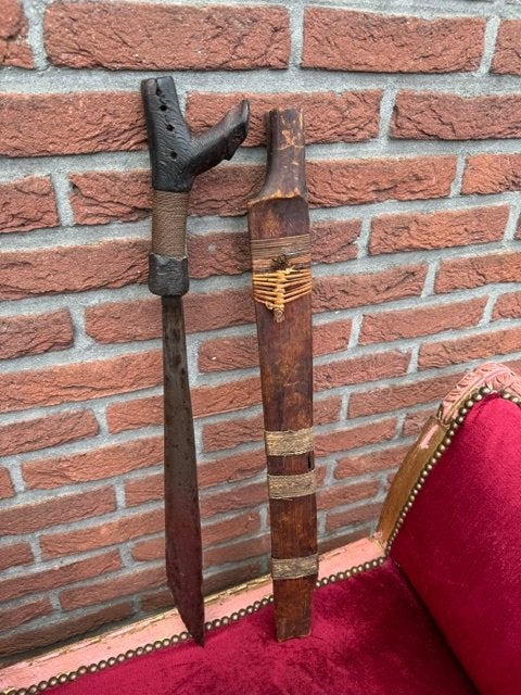 groot oud koppensnellers zwaard-mandau-Borneo-Kalimantan, Verzamelen, Ophalen of Verzenden, Overige soorten, Azië, Zwaard of Sabel