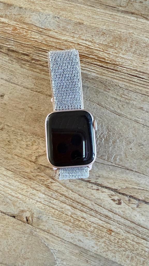 Apple watch serie 4 40 mm rose goud, Sieraden, Tassen en Uiterlijk, Smartwatches, Ophalen, Gebruikt, Roze, IOS