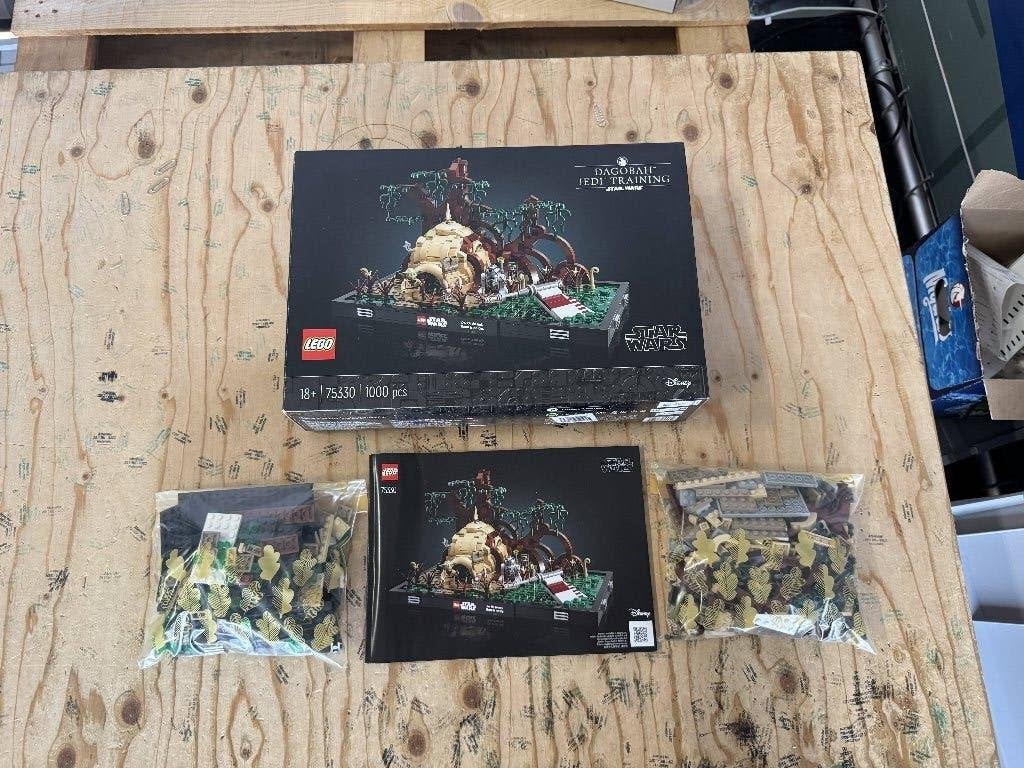 LEGO Star Wars Jedi training op Dagobah diorama (75330), Compleet, Info@lego.com, Star Wars, Denemarken