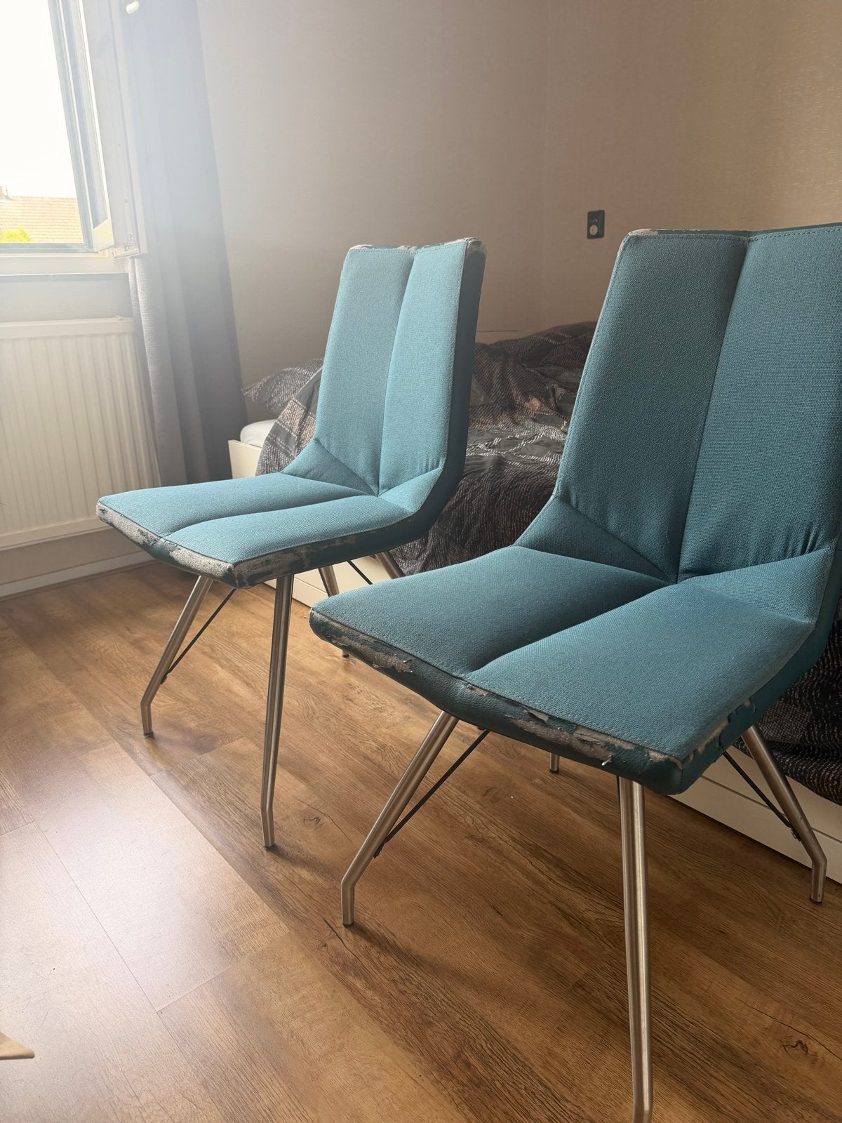 Blauwe eetkamerstoelen - comfortabel met gebruikssporen, Huis en Inrichting, Stoelen, Ophalen, Gebruikt, Twee, Blauw