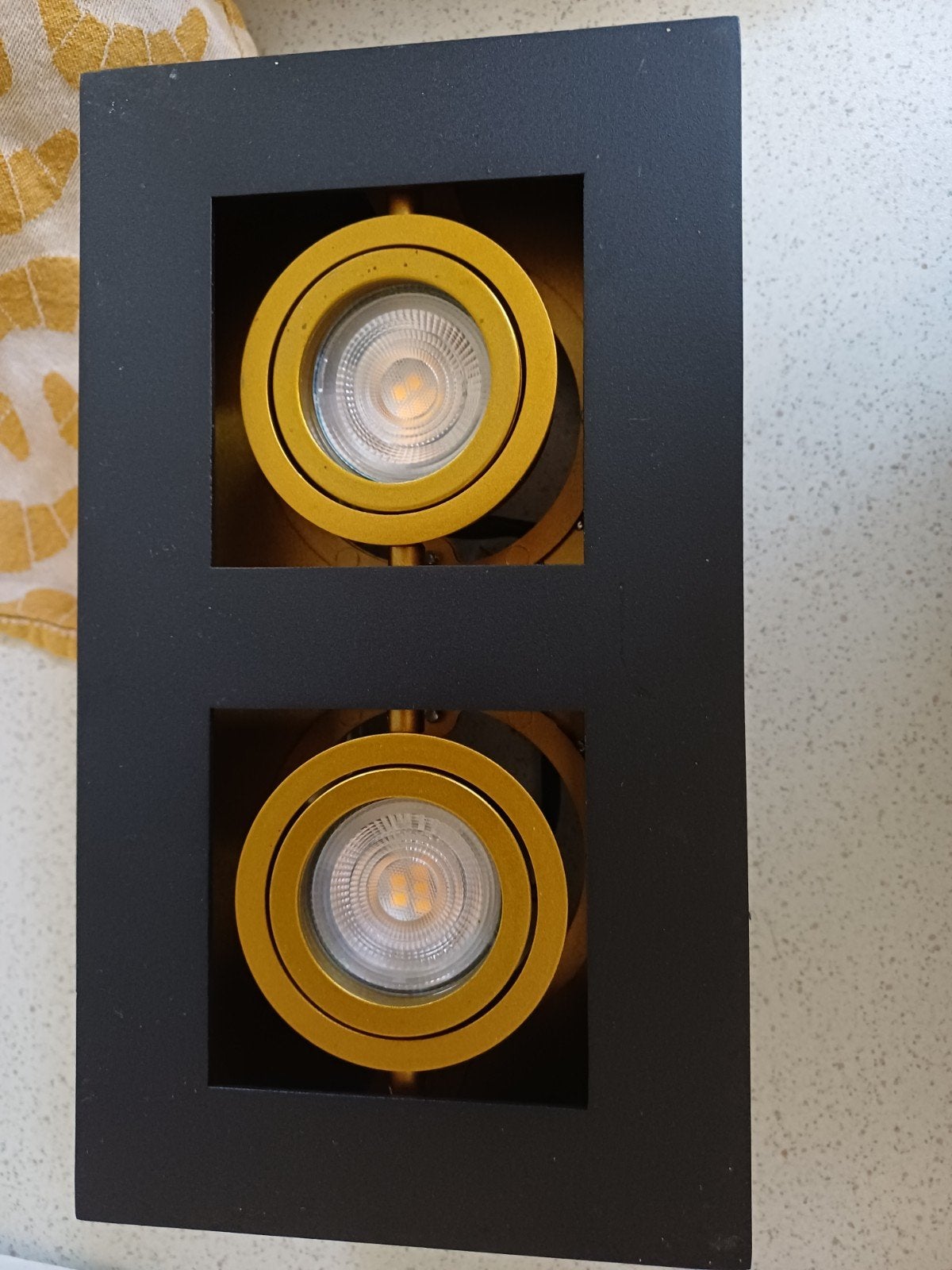 Zwarte opbouwspot met twee gouden spots LED-lampen, Huis en Inrichting, Lampen | Spots, Ophalen, Gebruikt, Opbouwspot, LED