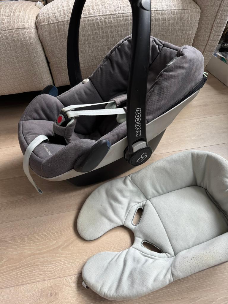 Maxi-Cosi Pebble Plus met newborn inzet, Ophalen of Verzenden, 0 t/m 13 kg, Maxi-Cosi, Gebruikt