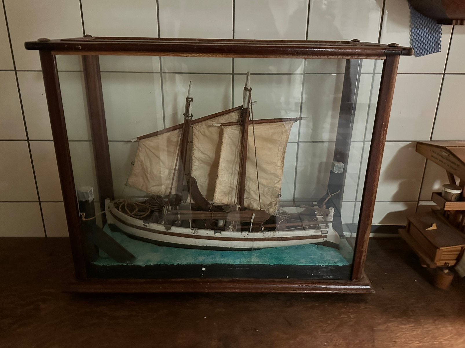 Hout schip in glazen bak, Huis en Inrichting, Ophalen of Verzenden, Zo goed als nieuw