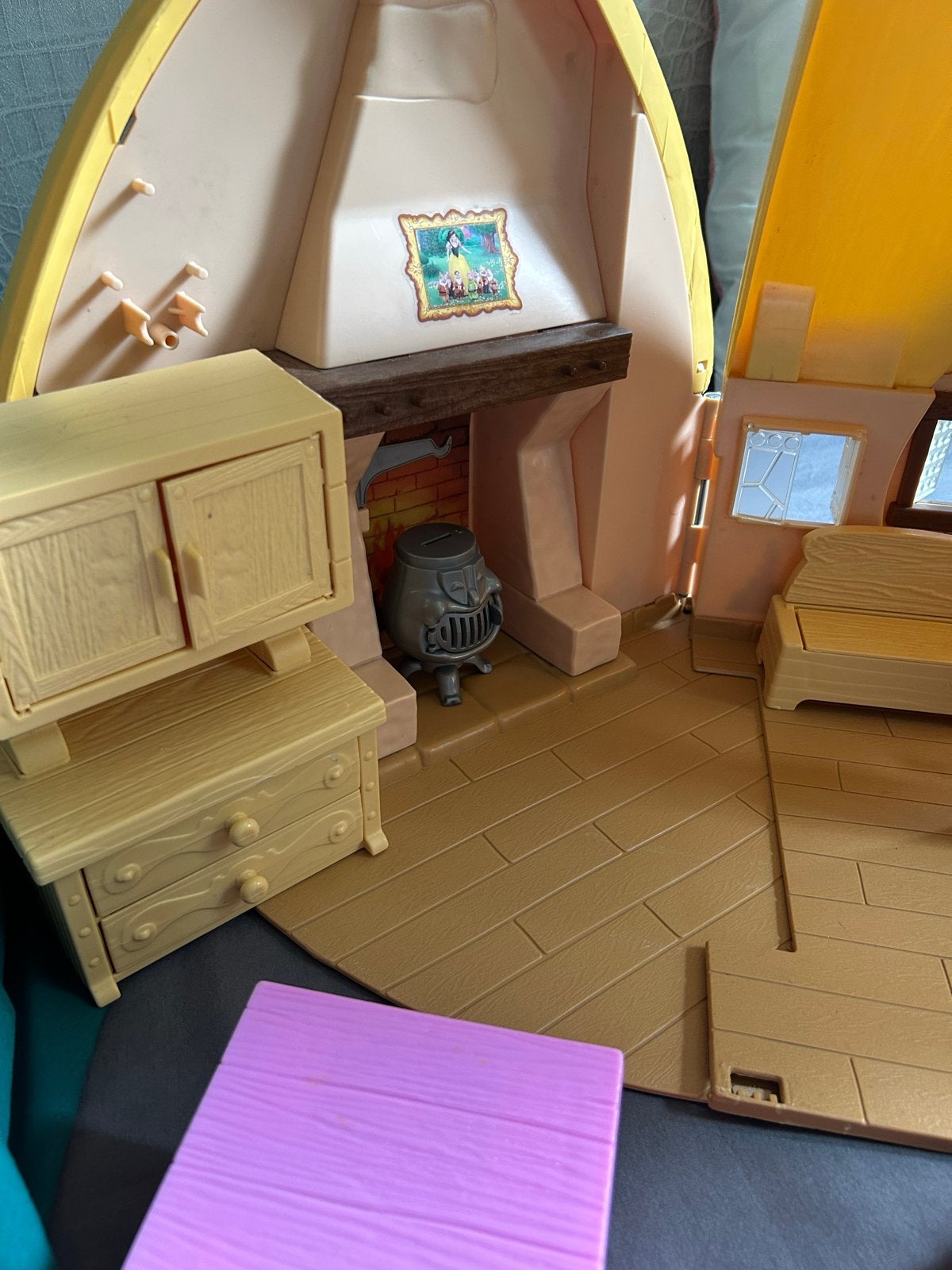 Foto 5 van Compleet Disney Sneeuwwitje huis met poppen en accessoires