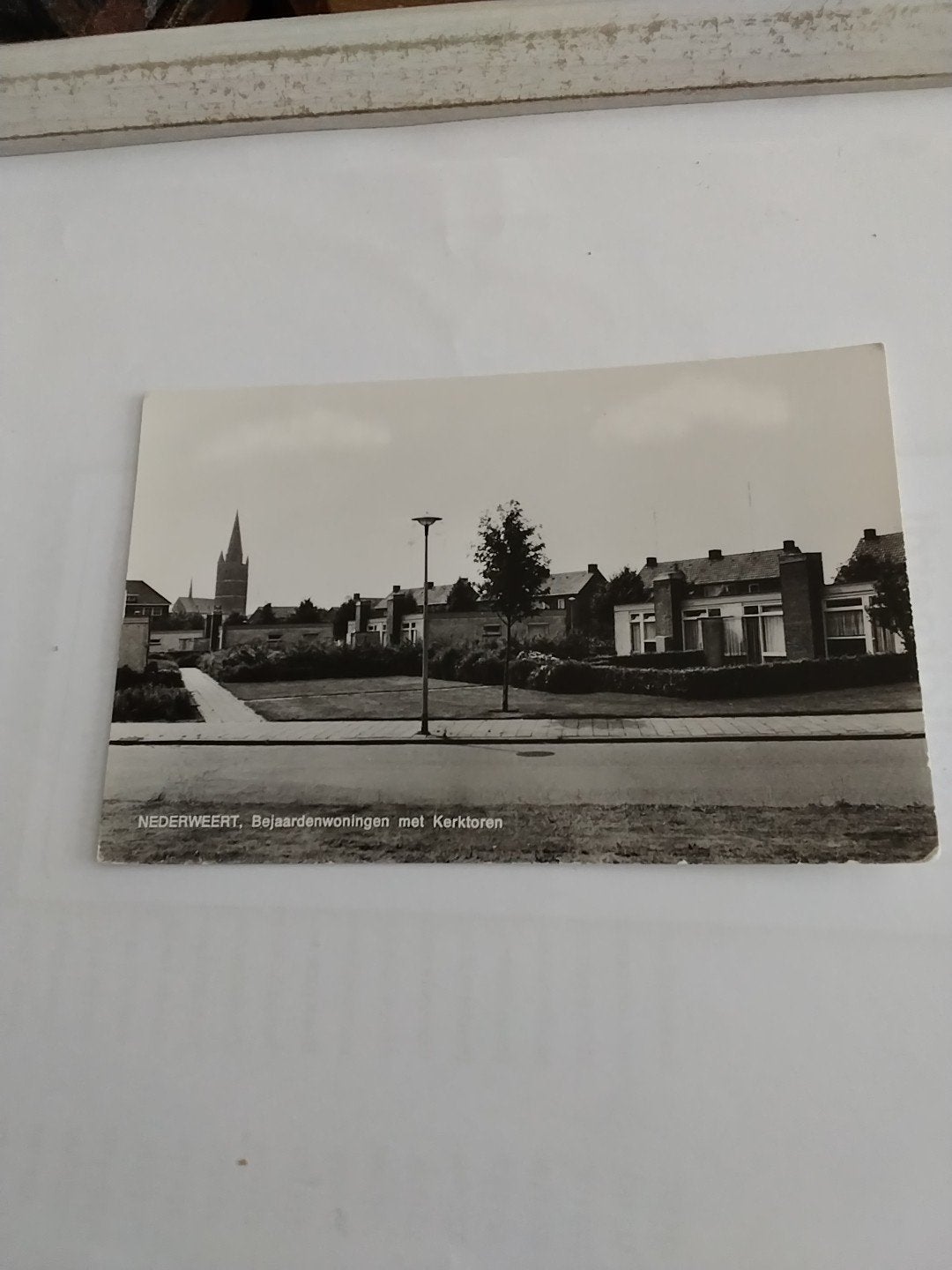 Ansichtkaart Nederweert - Bejaardenwoningen met Kerktoren, Ophalen of Verzenden, 1960 tot 1980, Ongelopen, Limburg