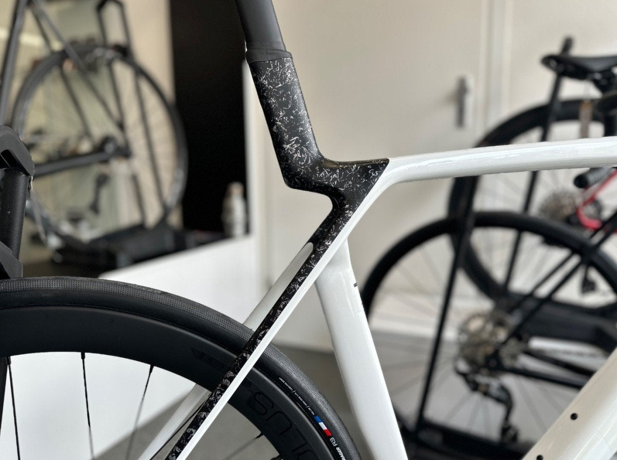 TREK Madone SL 6 Gen 8 GLOSS CRYSTAL WHITE/MATTE DEEP SMOKE, Fietsen en Brommers, 28 inch, Carbon, -, -