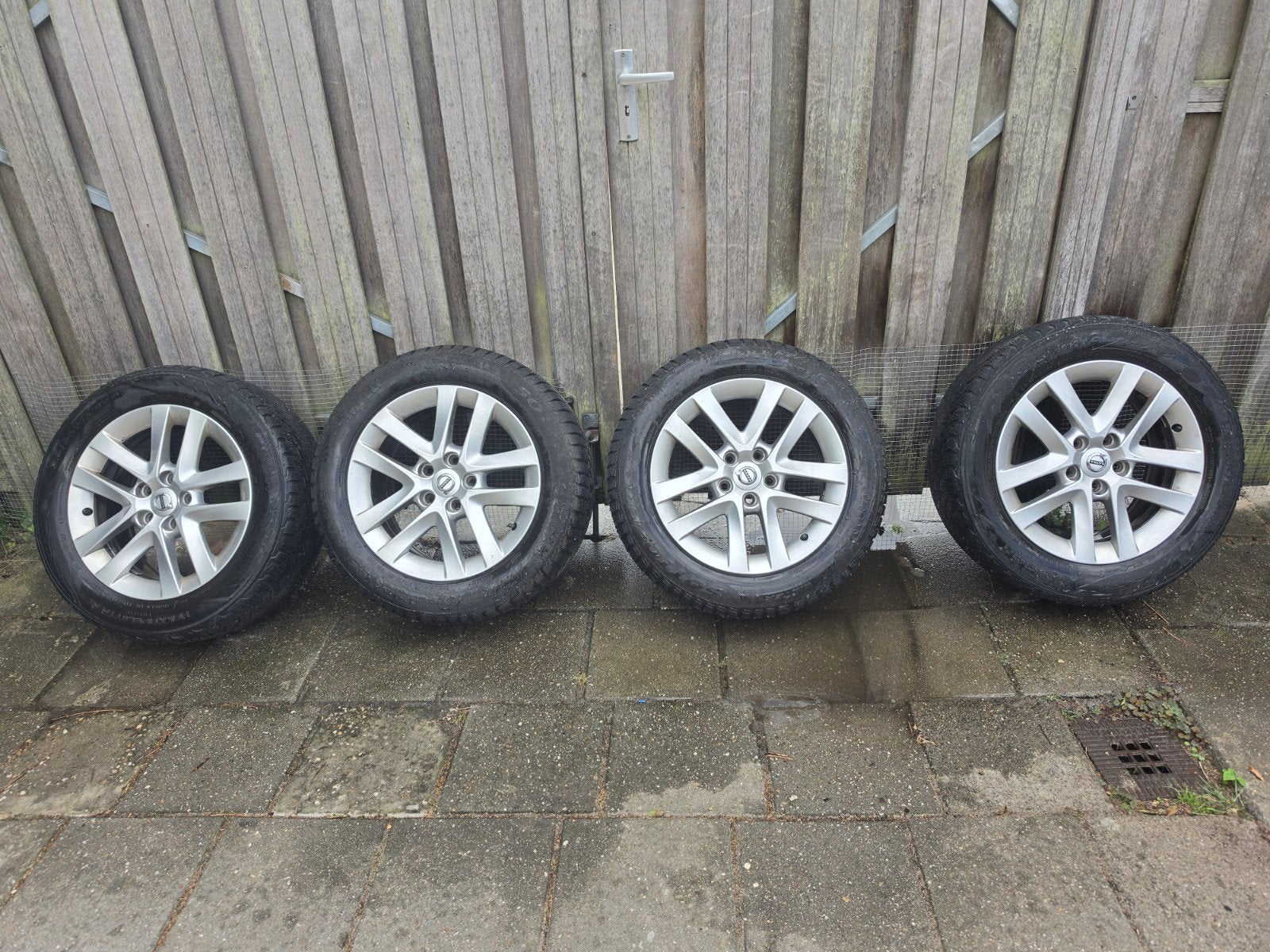 Volvo 16 inch velgen met winterbanden 215/55 R16, Ophalen, 16 inch, Banden en Velgen, Winterbanden