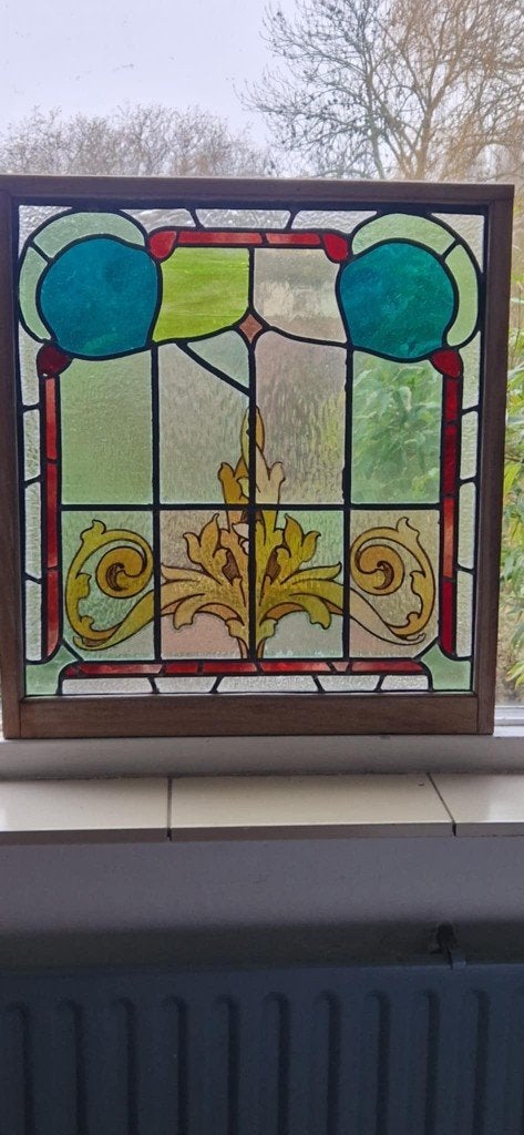 Mooi sierlijk glas en lood raam in kozijn (brocante), Ophalen