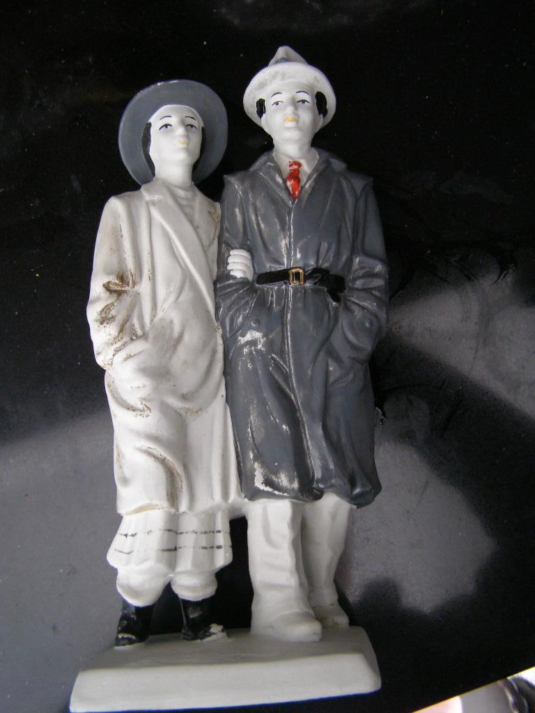 beeldje bisquit, man en vrouw gearmd. Stijl jaren '50 27cm, Ophalen of Verzenden, Gebruikt, Mens