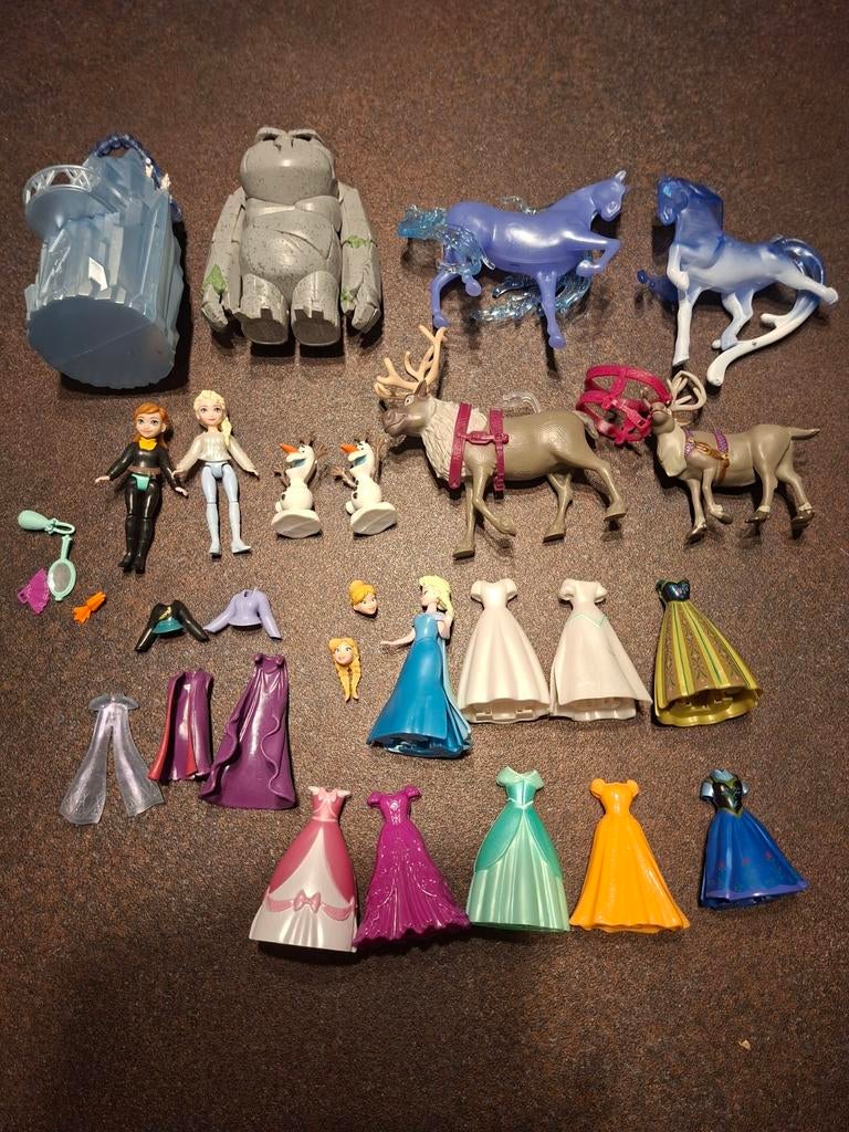 Grote Frozen speelset met figuren, paarden en kleding, Ophalen of Verzenden, Gebruikt