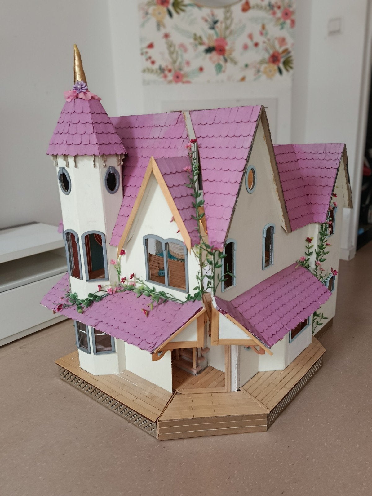 Groot en gedetailleerd poppenhuis met meubels en verlichting, Kinderen en Baby's, Speelgoed | Poppenhuizen, Ophalen of Verzenden