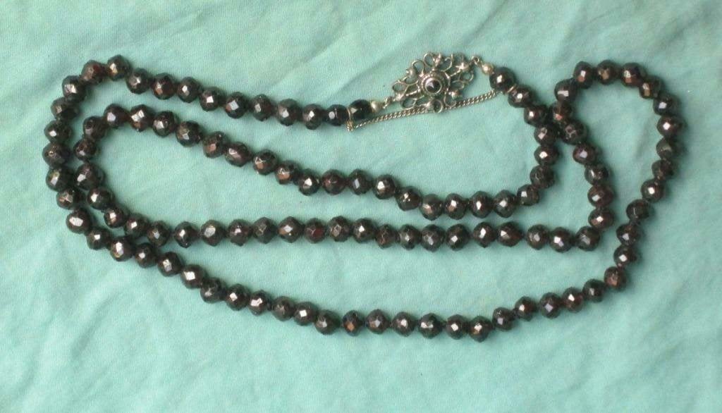 Lange ketting met antieke granaat en zilveren slot, Sieraden, Tassen en Uiterlijk, Ophalen of Verzenden, Zilver, Ketting, Met edelsteen