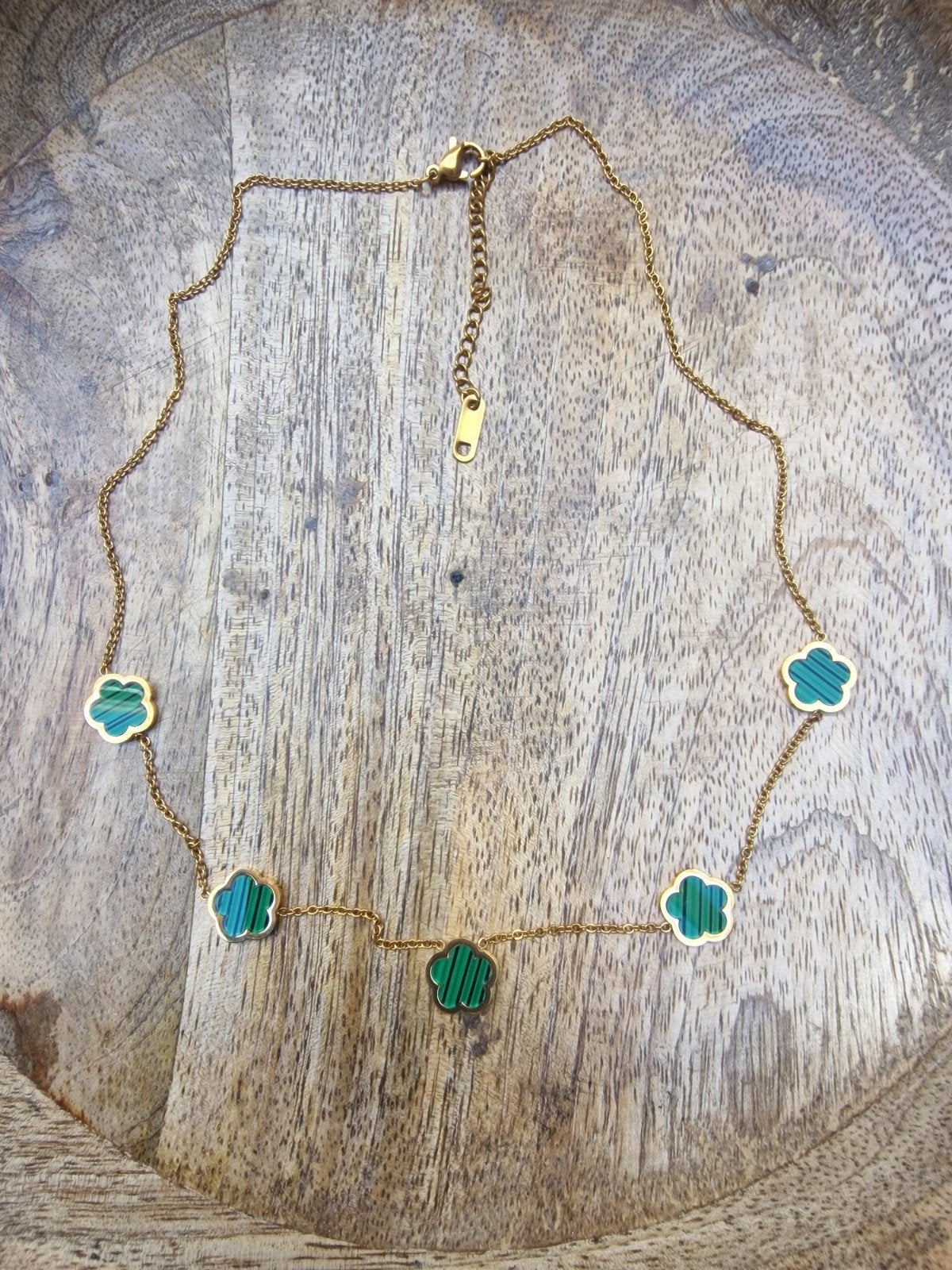 ketting met klaver bloem hangers 18k verguld, Sieraden, Tassen en Uiterlijk, Overige materialen, Verstelbaar, Nieuw, Ophalen of Verzenden