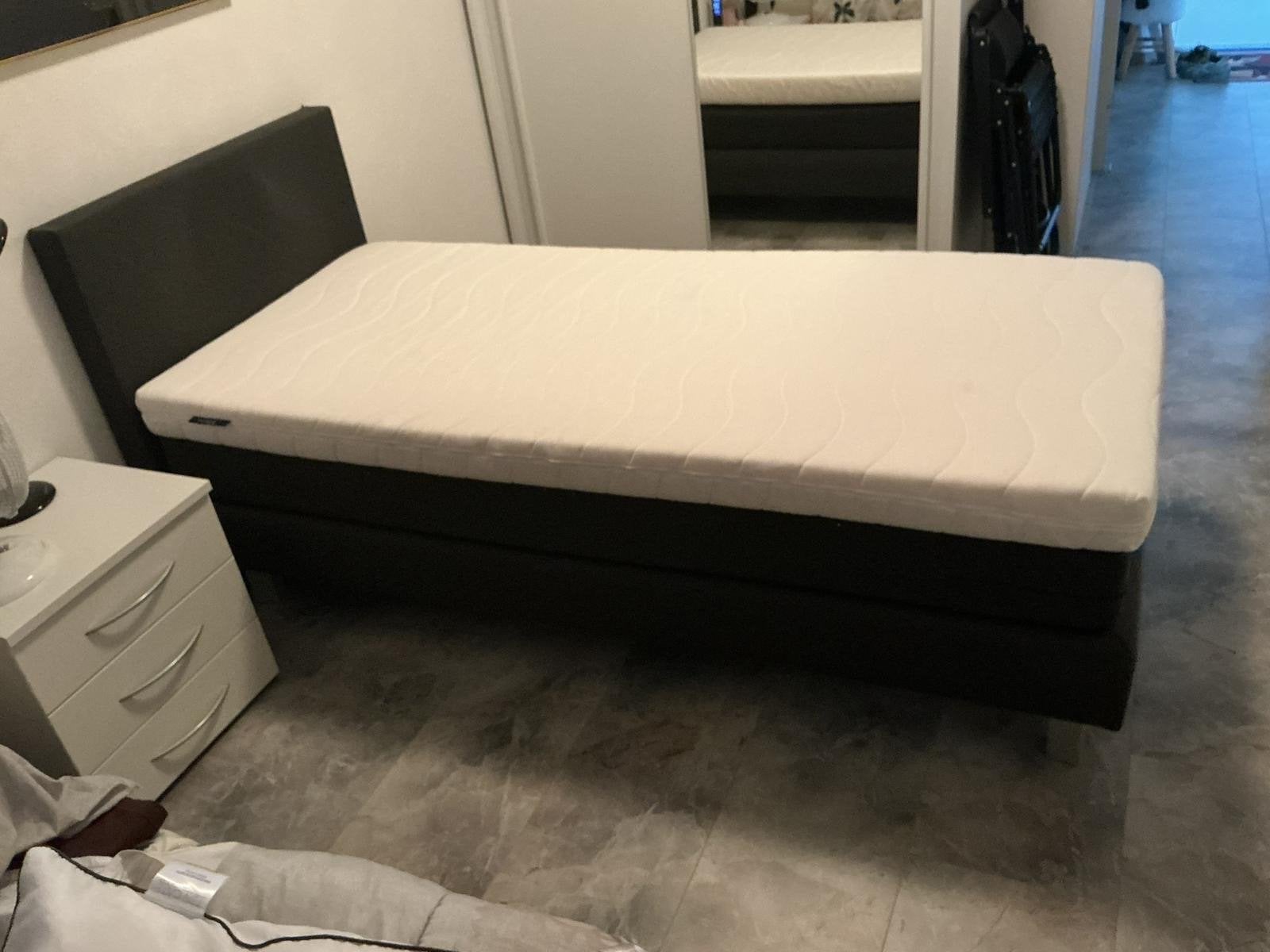 2x Boxspring 90x200 cm met hoofdborden, Zelesta dekbedden, Huis en Inrichting, Slaapkamer | Bedden, Ophalen, Gebruikt, 90 cm, 200 cm