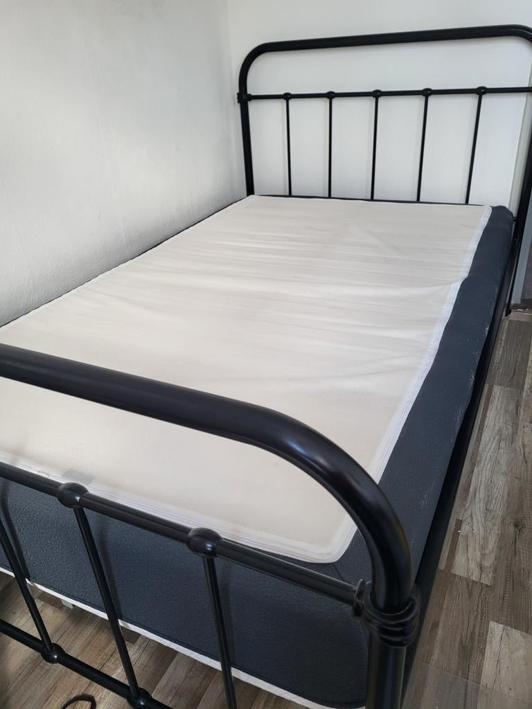 Zwart metalen spijlenbed 120x200 met Emma-matras, Huis en Inrichting, Zwart, Ophalen of Verzenden, Zo goed als nieuw, Twijfelaar