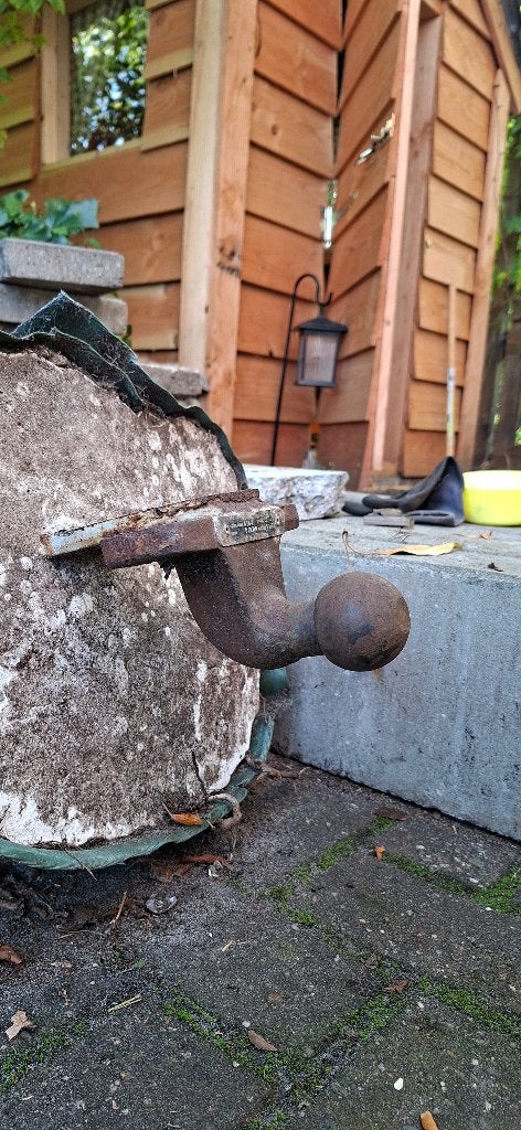 Trekhaak in beton, Ophalen, Gebruikt