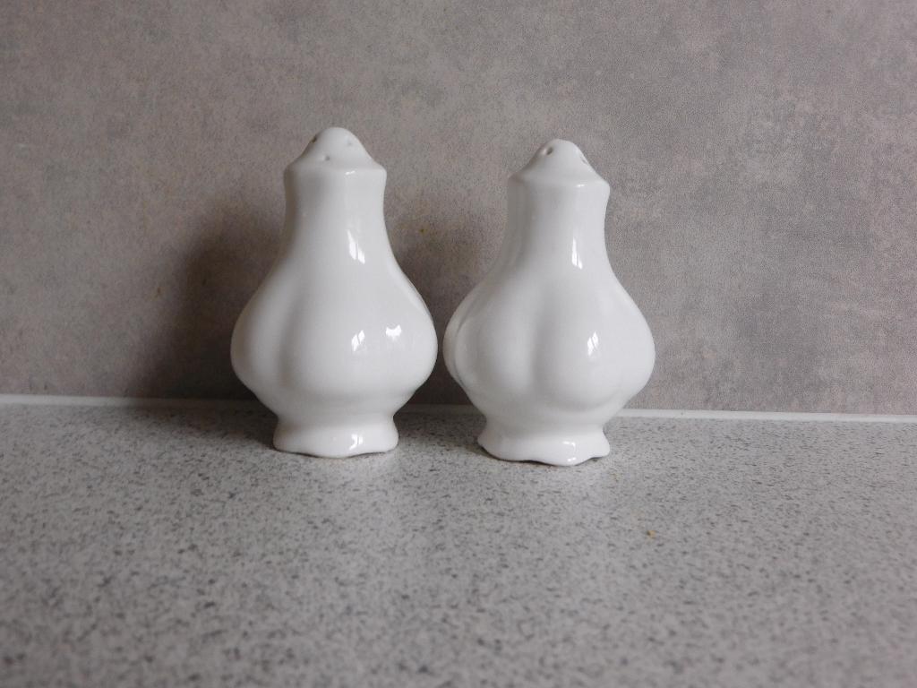 Peper en zout stel Wit Affinity Royal Albert, Overige typen, Ophalen of Verzenden, Zo goed als nieuw, Overige stijlen