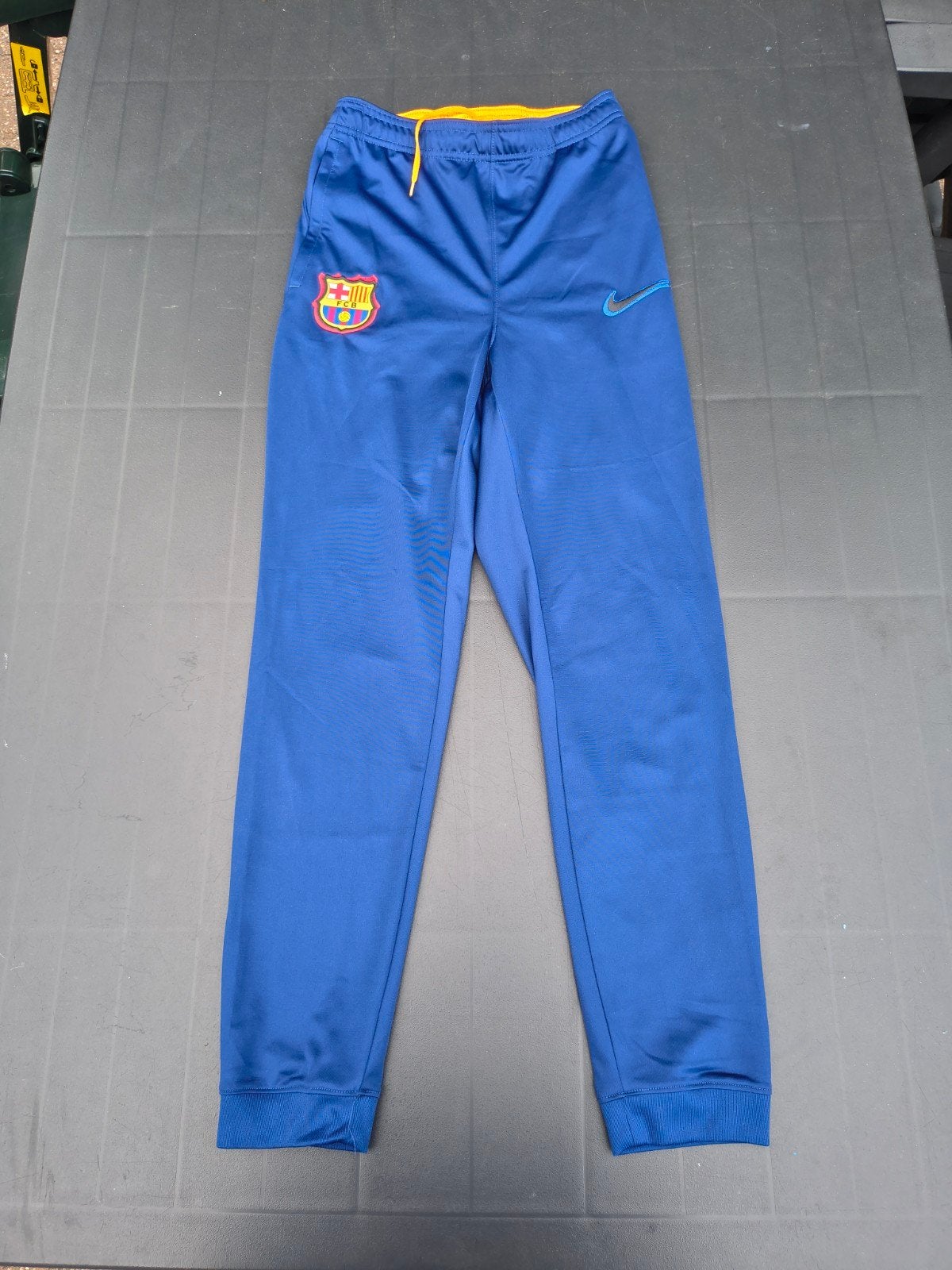 Nike FC Barcelona Trainingsbroek Blauw - Maat XL (158-170cm), Sport en Fitness, Voetbal, Zo goed als nieuw, Broek, Ophalen of Verzenden