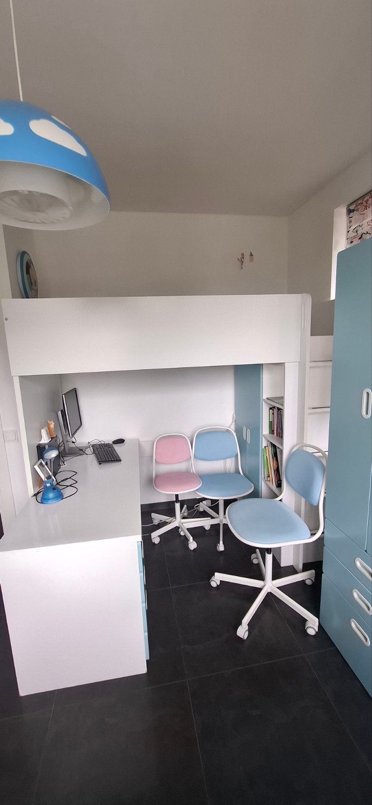 Complete kinderkamer: hoogslaper, bureaus, stoelen, kasten, Ophalen, Zo goed als nieuw