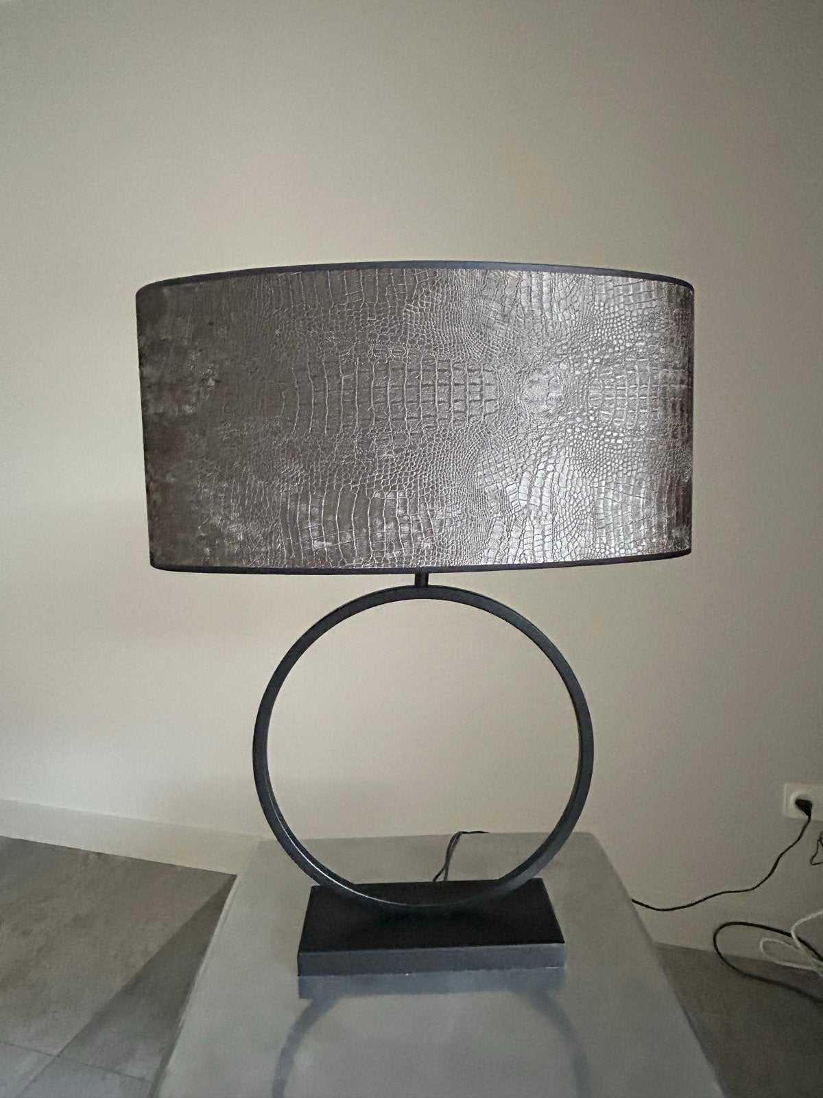 Grote zwarte ringlamp met sfeervolle kap, Huis en Inrichting, Lampen | Tafellampen, Nieuw, Sfeerlamp, Metaal, E27 (groot)