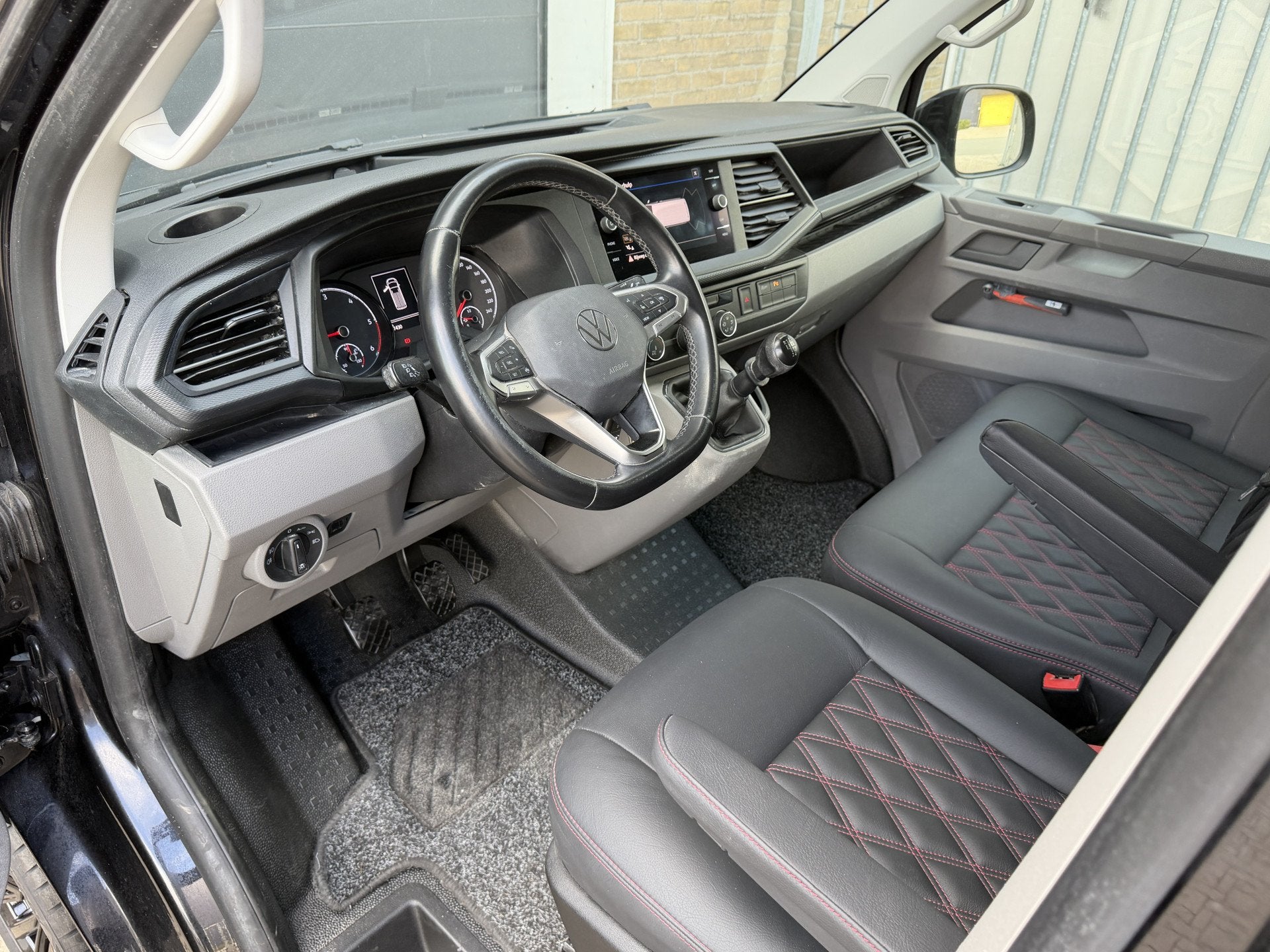 Volkswagen Transporter 2.0 TDI Euro 6 L2H1 28 CarPlay/Cruise, Auto's, Voorwielaandrijving, Dealer onderhouden, Gebruikt, 4 cilinders