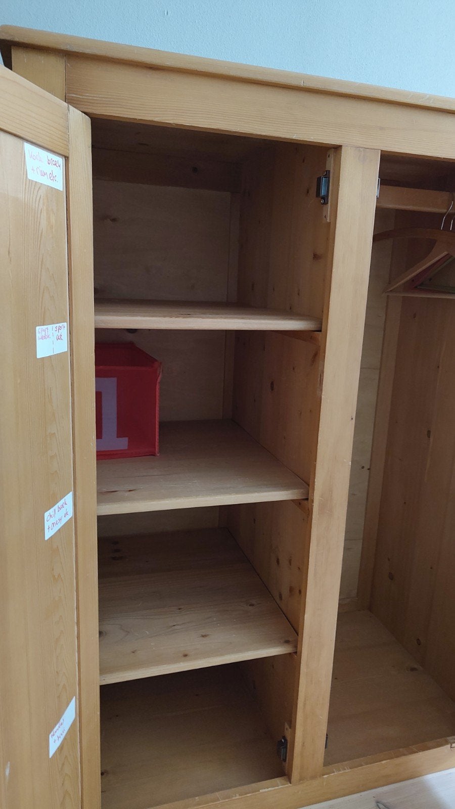 Foto 5 van Massief hout klerenkast in 2 delen