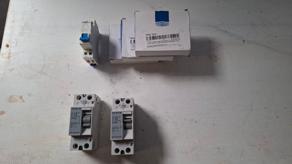 HOLEC AARDLEKSCHAKELAARS 40AMPERE, Doe-het-zelf en Verbouw, Ophalen of Verzenden, Zo goed als nieuw, Overige merken, Aardlekschakelaar