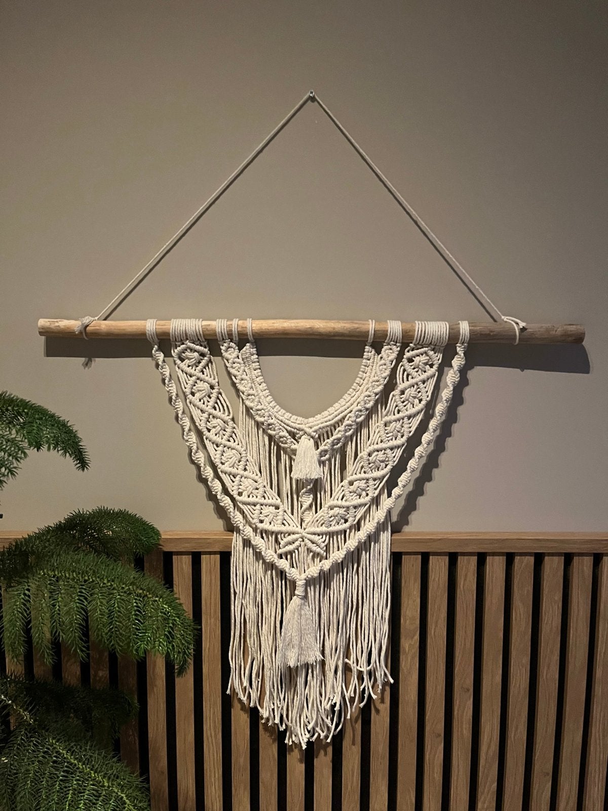 Handgemaakte macrame muurhangsel, Beige, 70 cm, Ophalen of Verzenden, Zo goed als nieuw