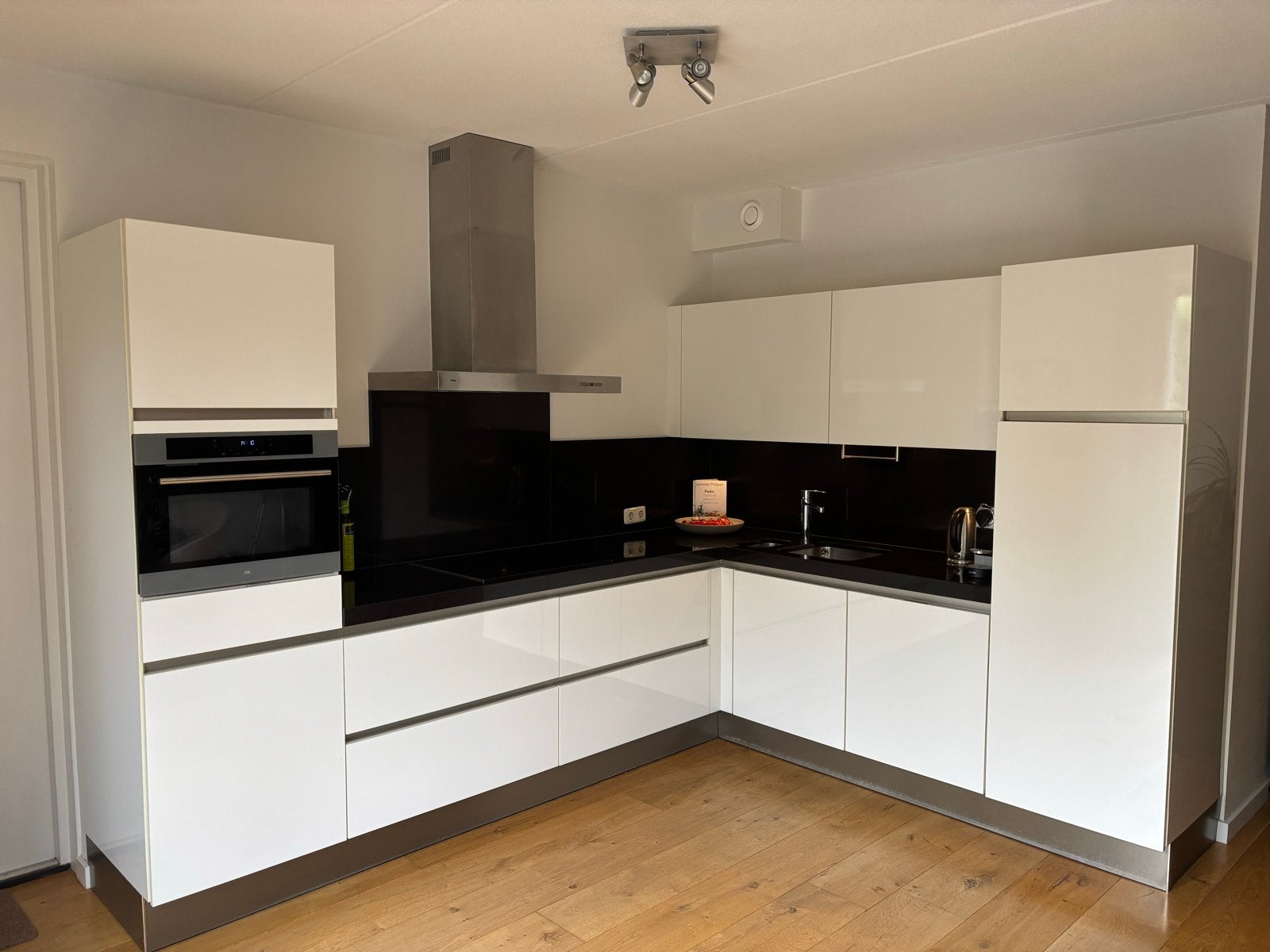 Complete L-keuken met inbouwapparatuur en natuurstenen blad, Huis en Inrichting, Ophalen, Gebruikt, Wit, Hoekkeuken