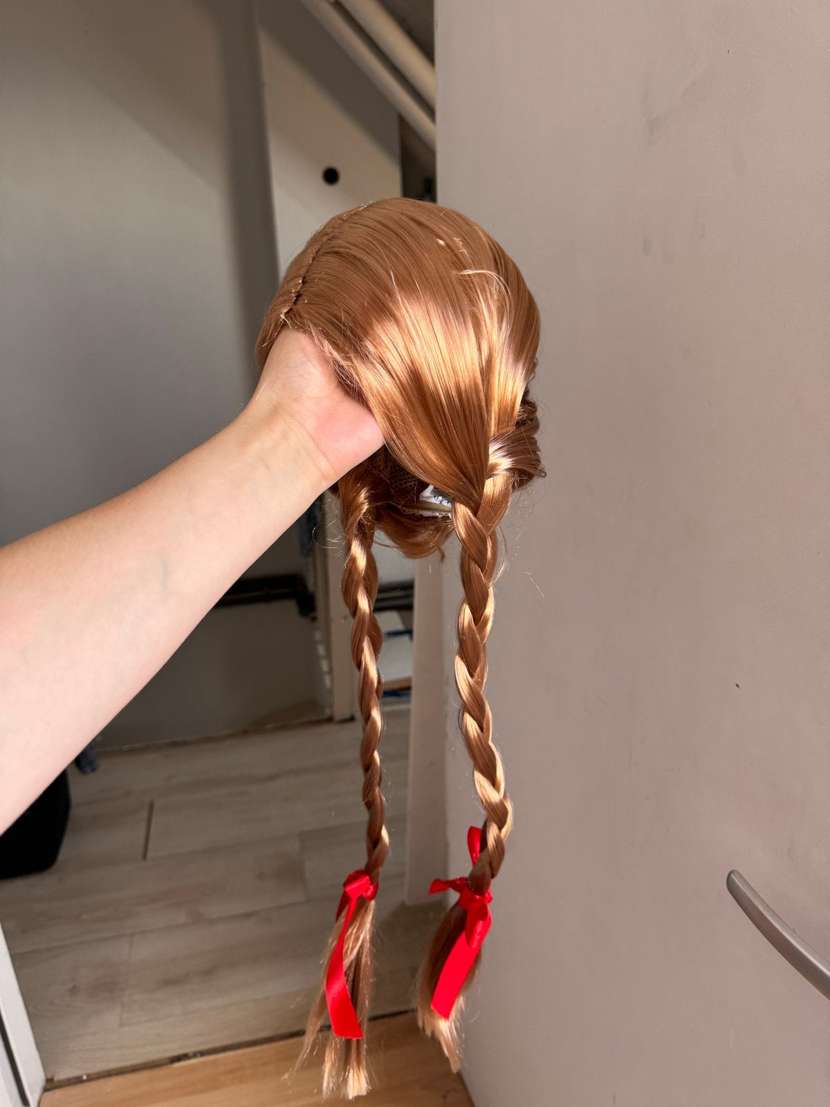 2 verschillende pruiken met vlechten, Ophalen of Verzenden, Gebruikt, Accessoires