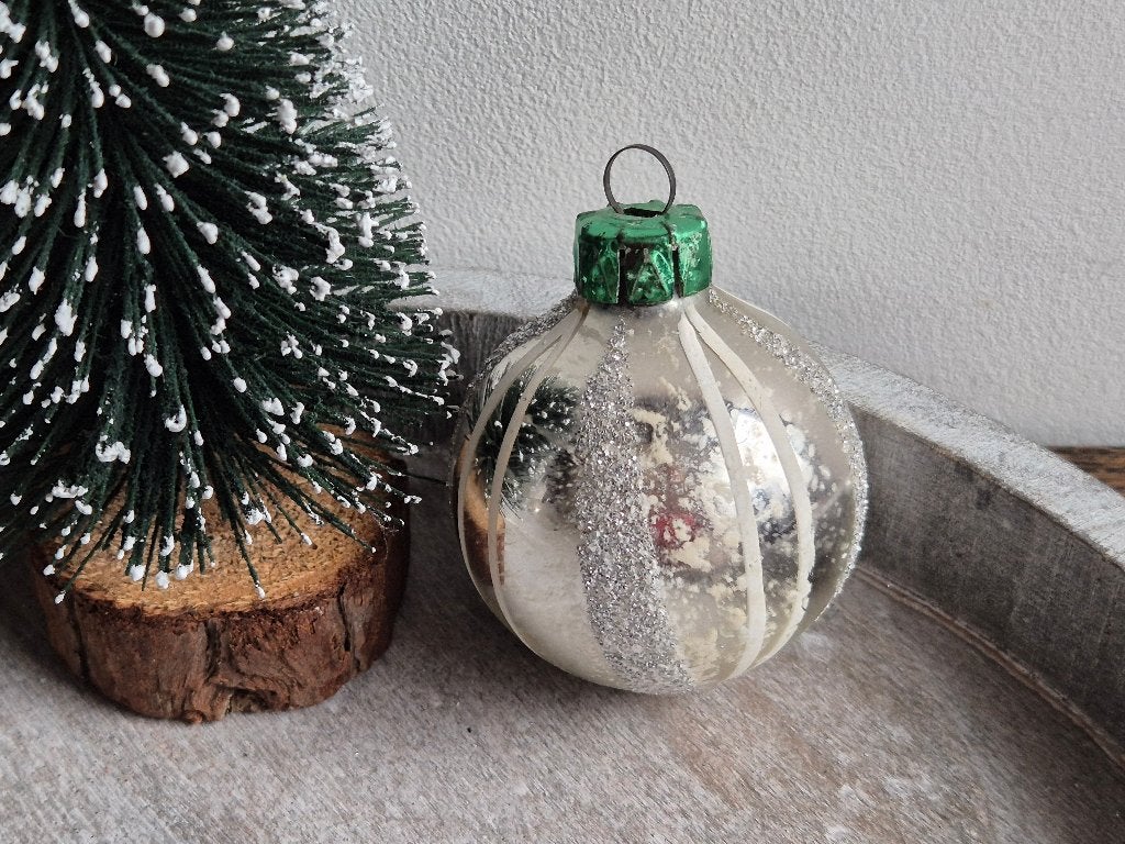 Vintage kerstbal zilver met strepen 518, Diversen, Kerst, *, Gebruikt, *, Ophalen of Verzenden