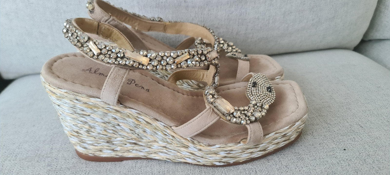 Wedges 39 zgan Alma Pena sleehakken peeptoe sandalen, Kleding | Dames, Schoenen, Beige, Zo goed als nieuw, Alma Pena, Sandalen of Muiltjes