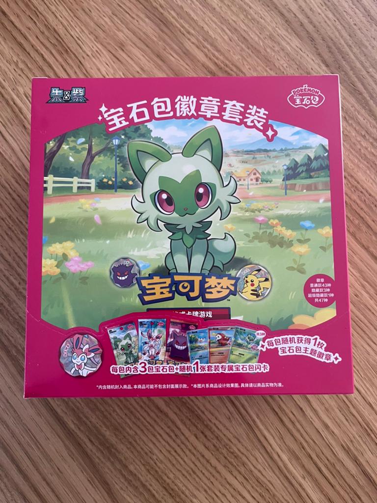 Pokémon Gem Pack Badge Set Display (Chinees), Hobby en Vrije tijd, Ophalen of Verzenden, Nieuw, Boosterbox
