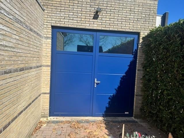 Openslaande garagedeur Br. 2490 x H. 2525 (marineblauw)