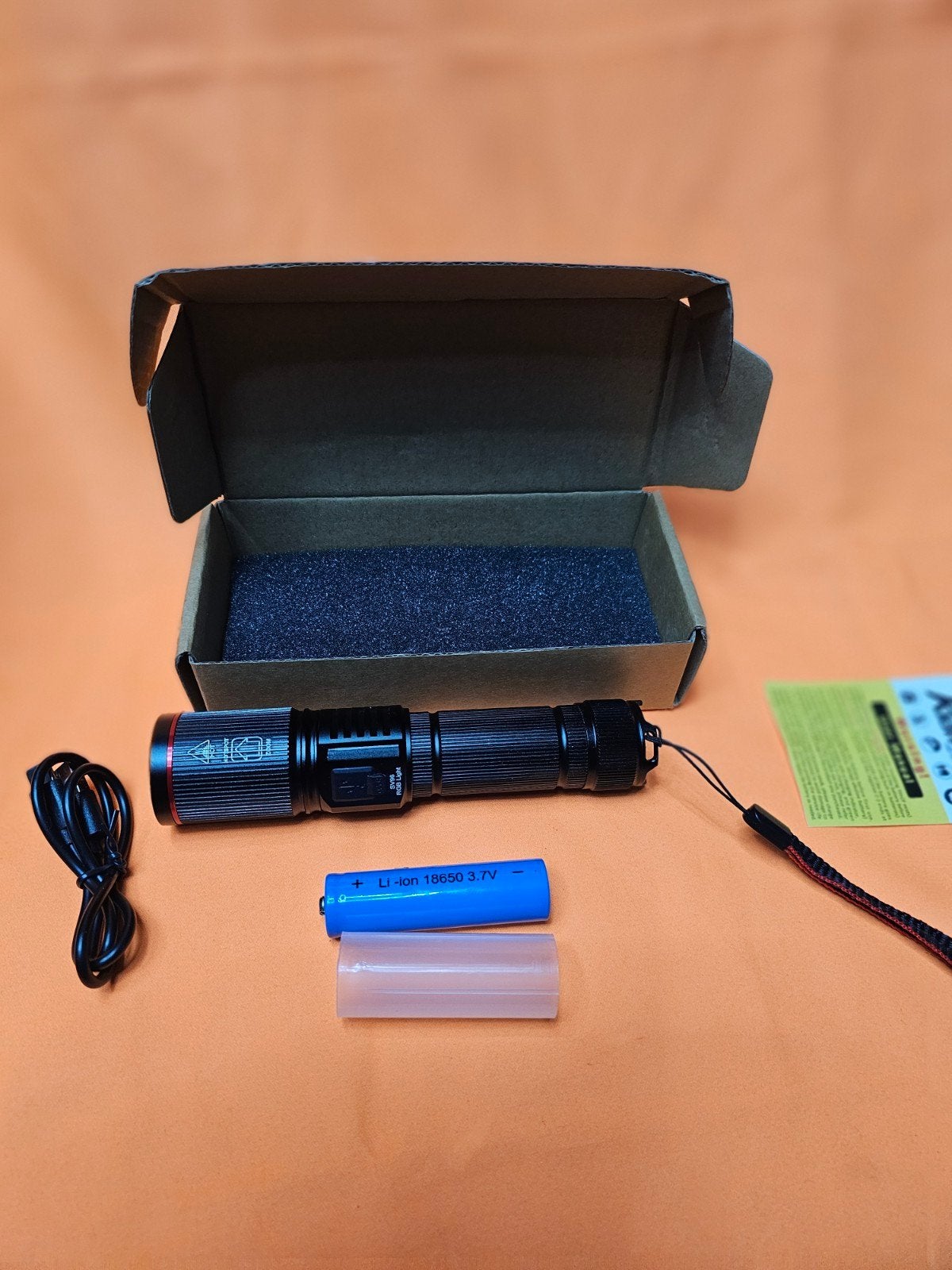 ≥ zaklamp met zoom en 3 kleuren 15cm x 3cm +18650 /21700