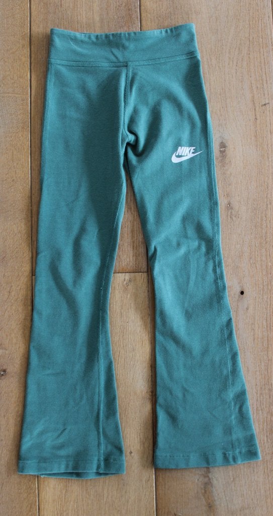Nike One dri-fit flared legging maat XS 122/128, Kinderen en Baby's, Kinderkleding | Maat 122, Gebruikt, Meisje, Sport- of Zwemkleding