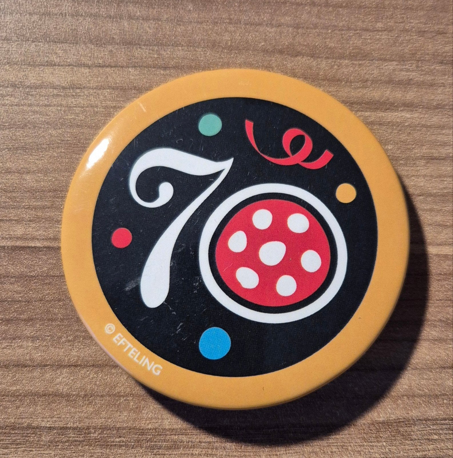 Efteling button - 70 jaar oranjebruinig, Verzamelen, Efteling, Ophalen of Verzenden, Nieuw, Button of Speldje