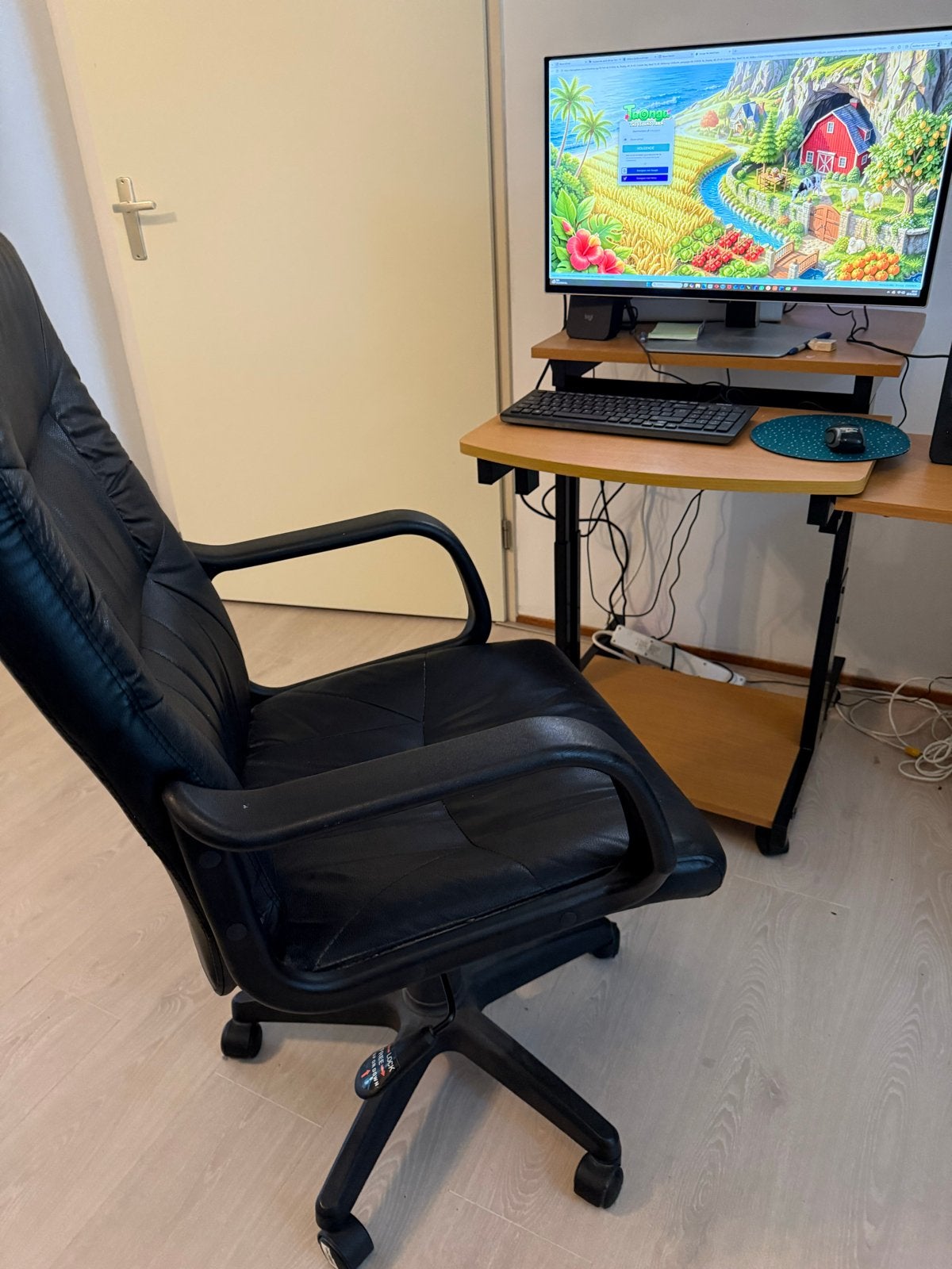 Bureaustoel en tafel gratis af te halen, Ophalen, Gebruikt, Zwart, Bureaustoel