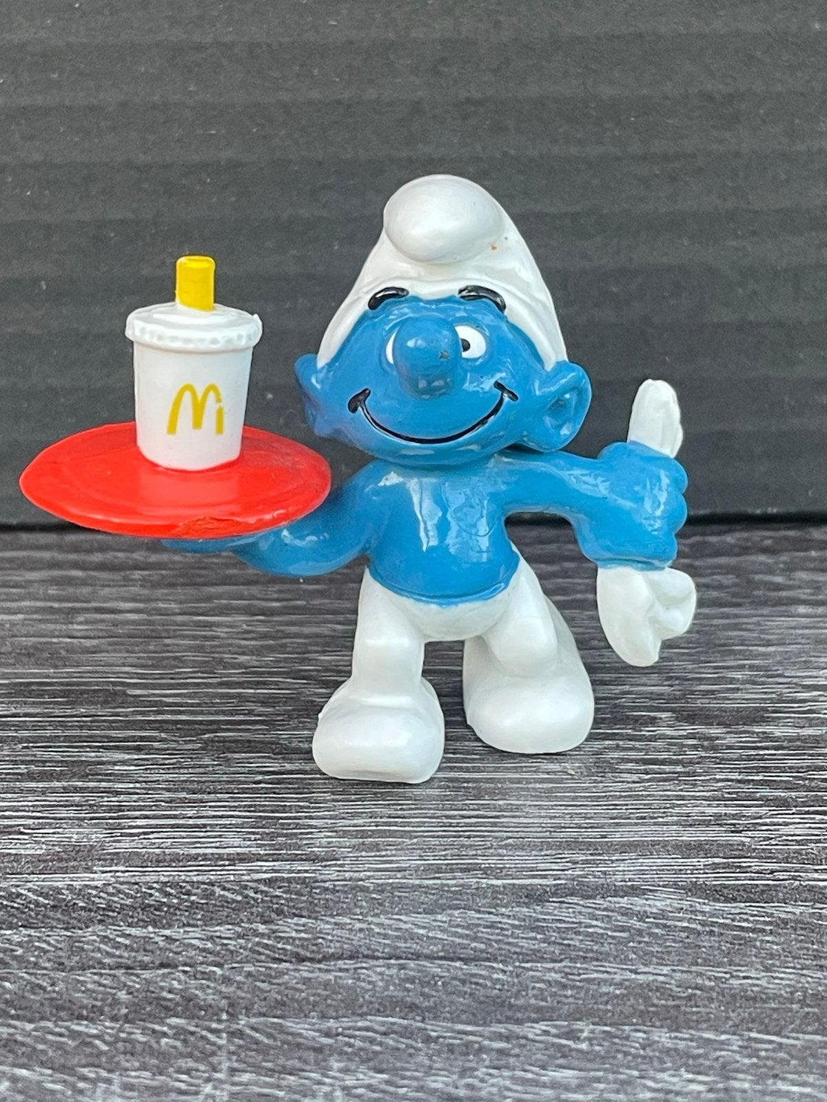 Smurf met McDonald's dienblad en beker - Zeldzaam figuurtje, Verzamelen, Smurfen, Ophalen, Zo goed als nieuw, Overige Smurfen