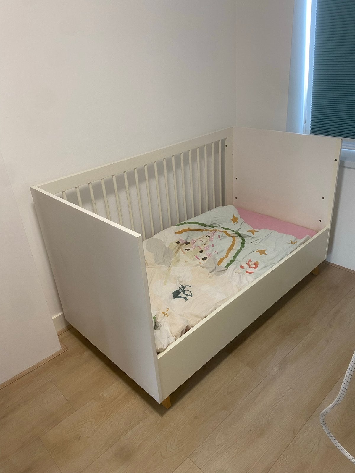 Gratis - Wit ledikant met spijlen - Inclusief matras, Ophalen, Gebruikt, Ledikant