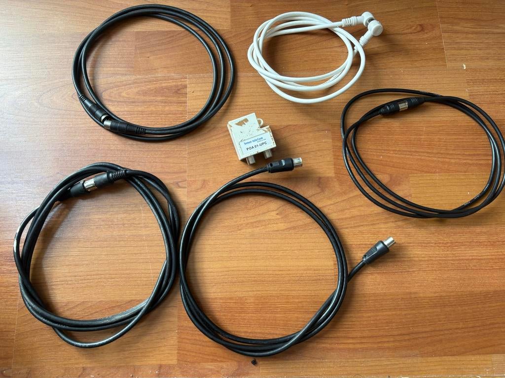 Gratis: vijf coaxkabels, Ophalen of Verzenden, Gebruikt, Minder dan 2 meter, Coaxiale kabel