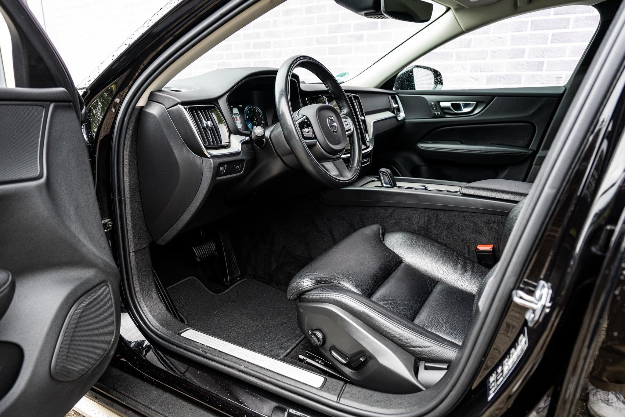 Foto 16 van Volvo V60 Cross Country 2.0 B5 AWD Pro | Achteruitrijcamera