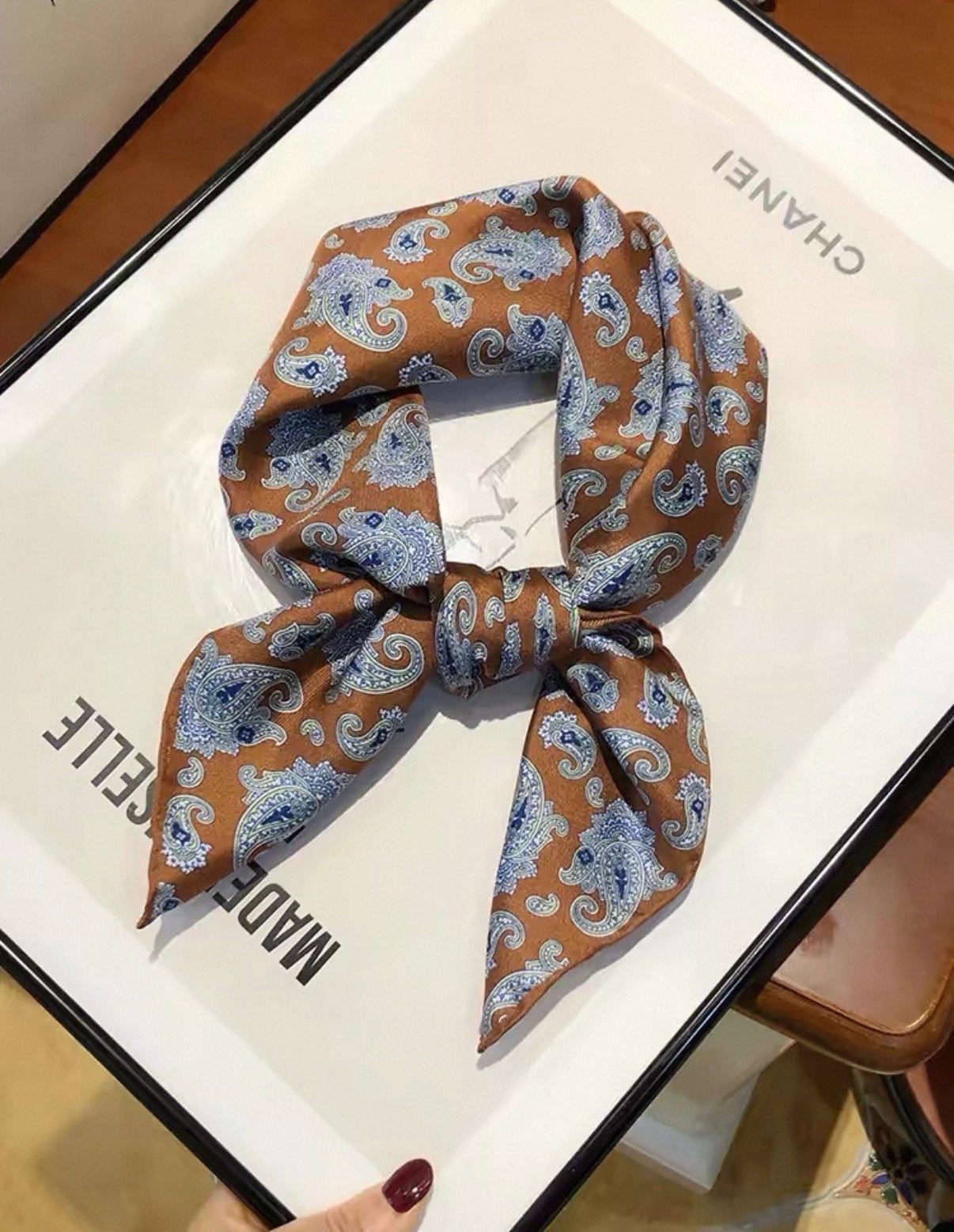 Nieuwe dunne satijnen sjaal met paisley print 70x70cm, Kleding | Dames, Mutsen, Sjaals en Handschoenen, Verzenden, Nieuw, Sjaal