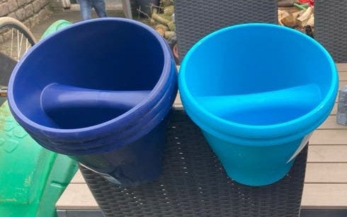 Gekleurde bloembakken voor op het balkon of smalle schutting, Tuin en Terras, Bloempotten, Ophalen, Kunststof, Balkon, Rond