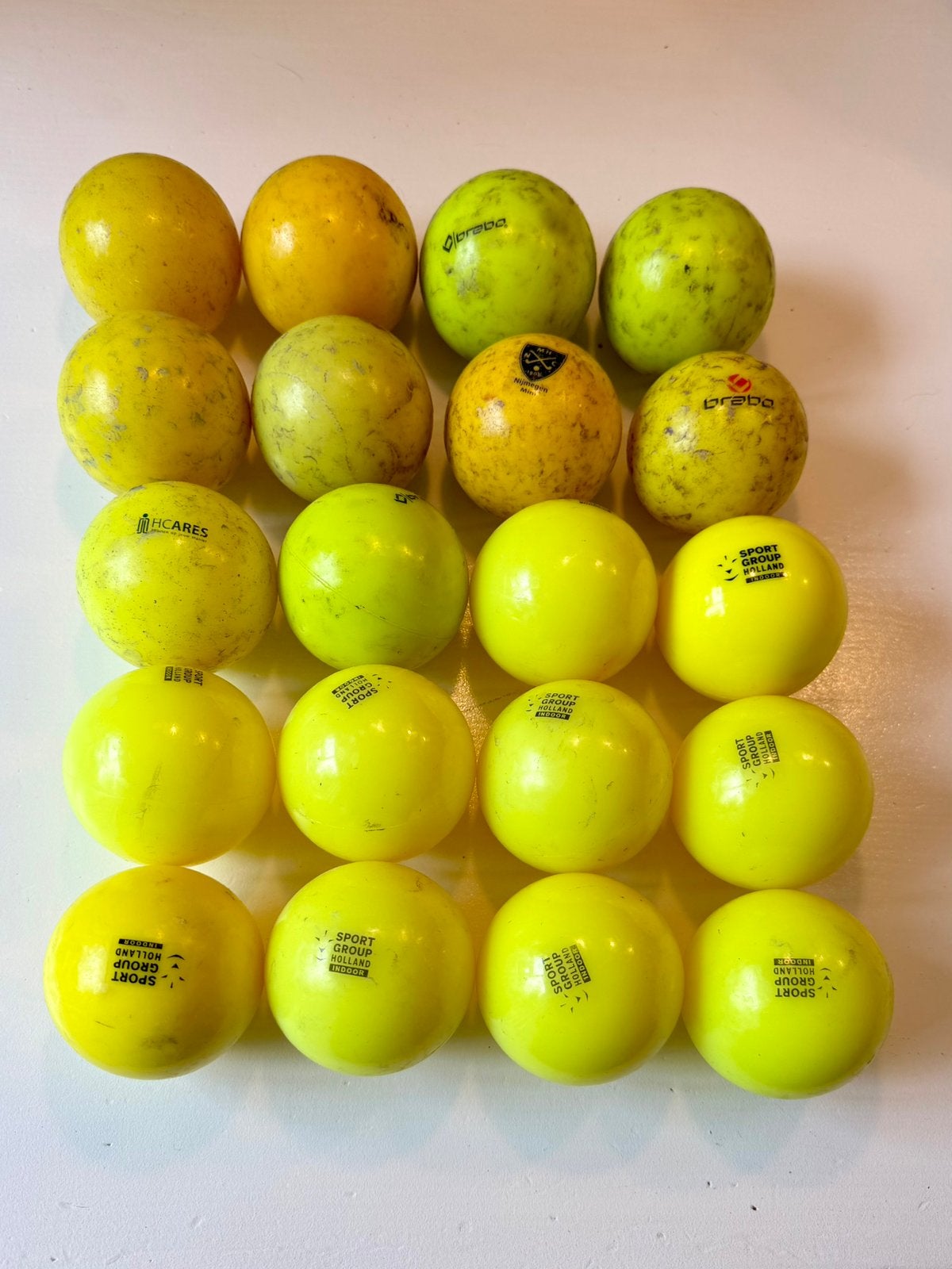 20 (gele) indoor (zaal) hockeyballen, Sport en Fitness, Hockey, Ophalen of Verzenden, Gebruikt, Bal