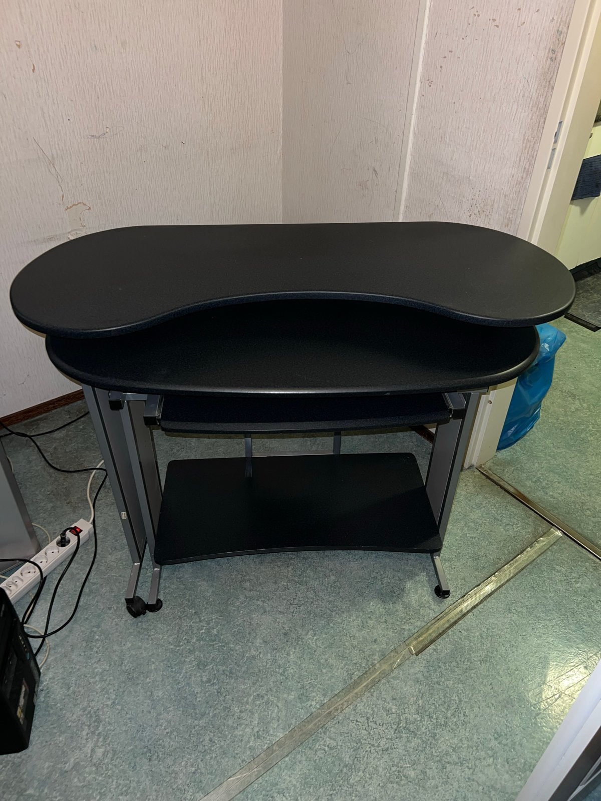 Computerbureau met uitschuifbare 2e tafel en toetsenbordblad, Ophalen, Zwart, Gebruikt, Metaal