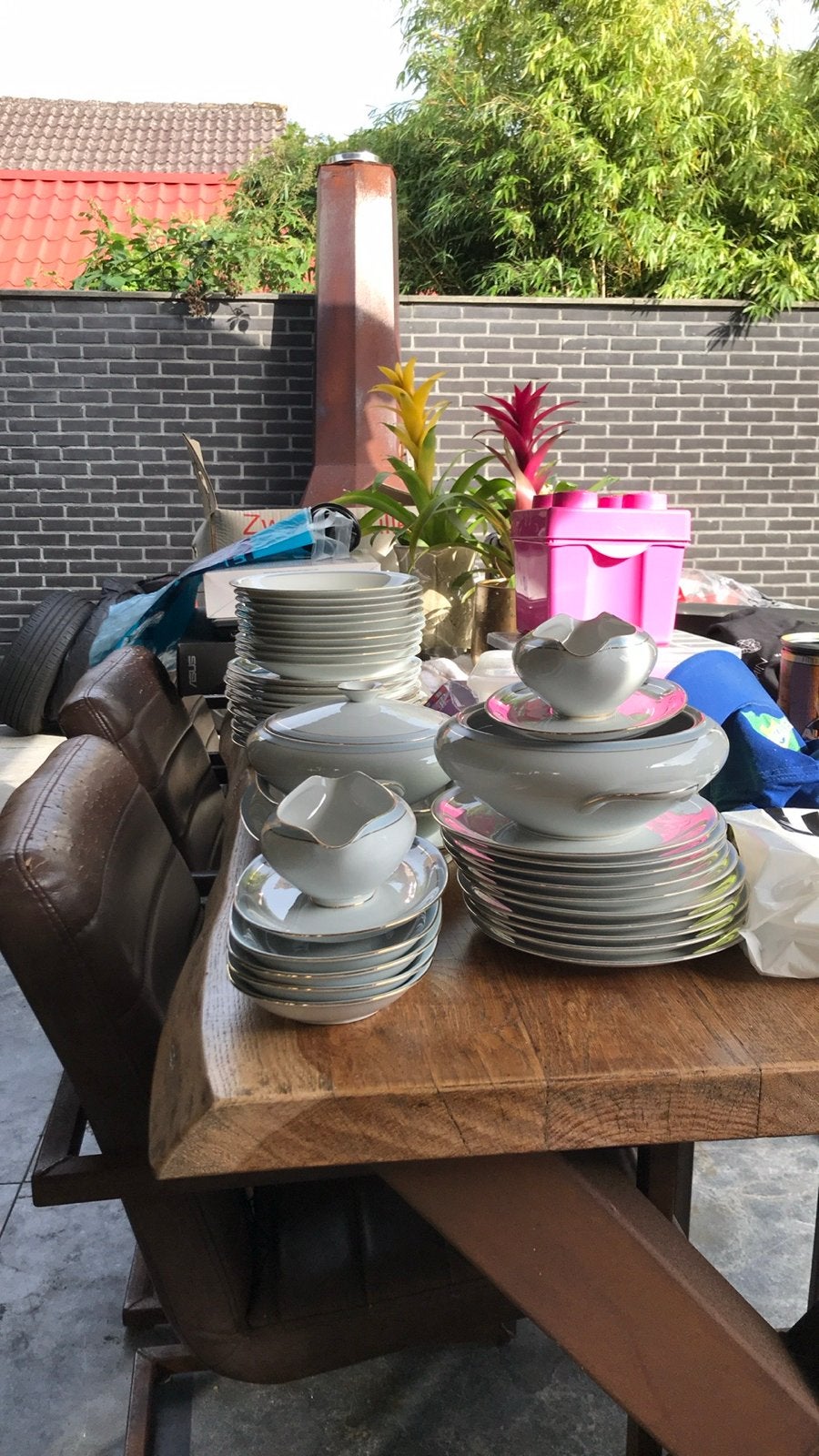 Servies birden schalen met goud ingelegde bies, Ophalen